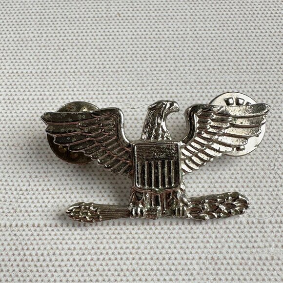 Silver Metal U.S. Military Colonel Eagle Insignia Pin with Double Clutch Back - Picture 1 of 4